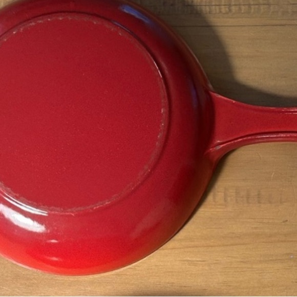 Le Creuset Skillet with Red Handle and Cream Interior - Picture 2 of 2